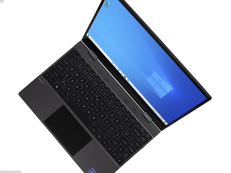 Windows 11 desktop interface showing snap layouts